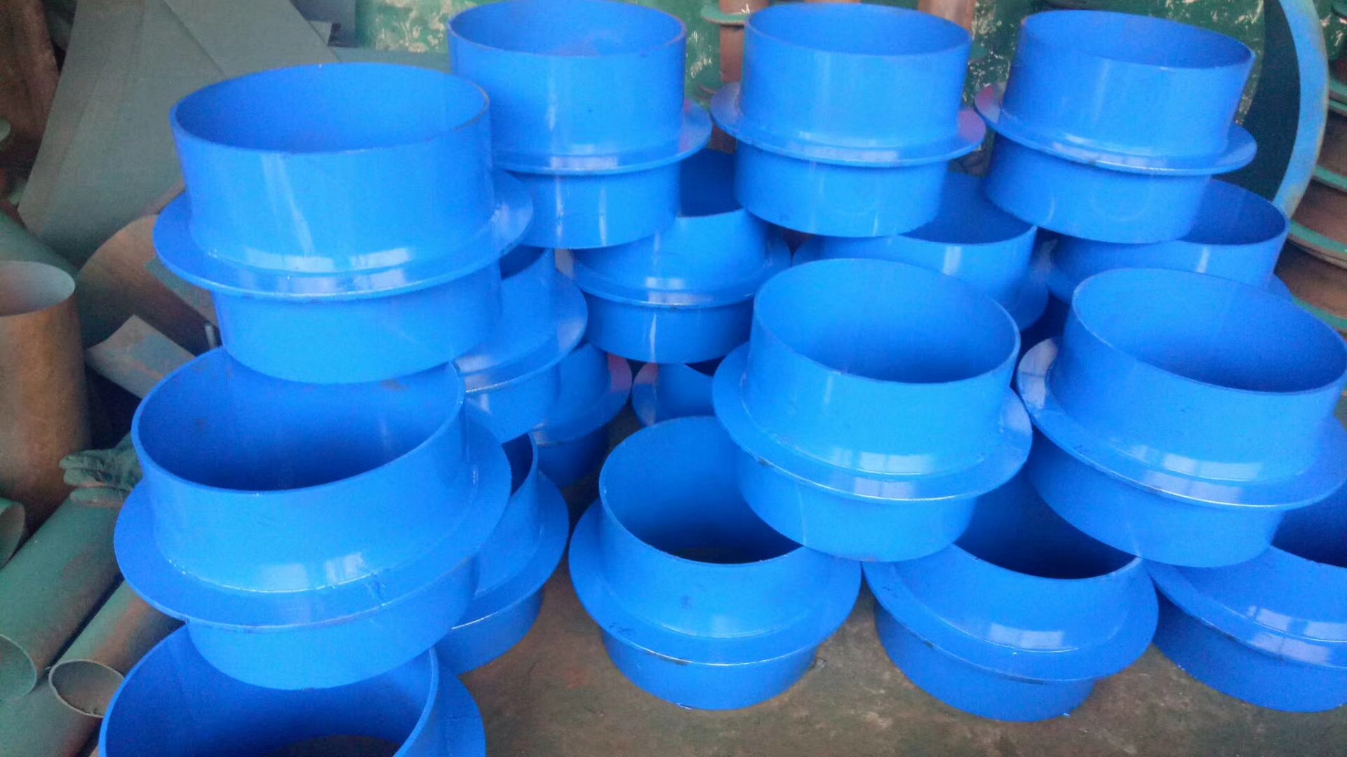 管道穿越鋼筋混凝土牆、梁處應預埋鋼套管